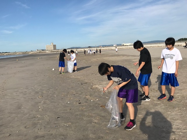 朝の海岸清掃