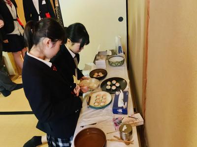 水屋で茶菓子の準備